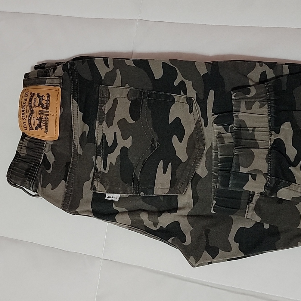 Levi's camo print jogger